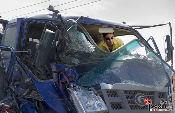 现场的救援人员正在清理车祸现场。亚心网记者 陈峰 摄