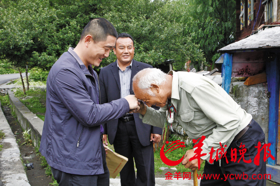 藏族老人见到程刚，向他行礼 受访者供图