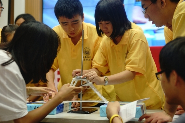 本届夏令营实践作品制作采用吸管搭桥竞赛,营员们以小组为单位完成吸管搭桥并承重的任务。在为期三天的夏令营过程中,为了争取更好的成绩,各小组成员竞相发挥自己的聪明智慧,热烈讨论,精益求精,不断完善作品。闭幕式上,十一个小组按照抽签顺序依次展示自己的作品,并接受承重考验。吸管搭桥竞赛一方面锻炼了营员们运用知识的能力和动手实践的能力,另一方面也培养了学生的创新能力与团队合作的能力。最终,第四组获得一等奖,第五、六、七组获得二等奖,第三、十组获得三等奖。土木工程学院卢文胜教授点评了各小组作品,并给与了高度评