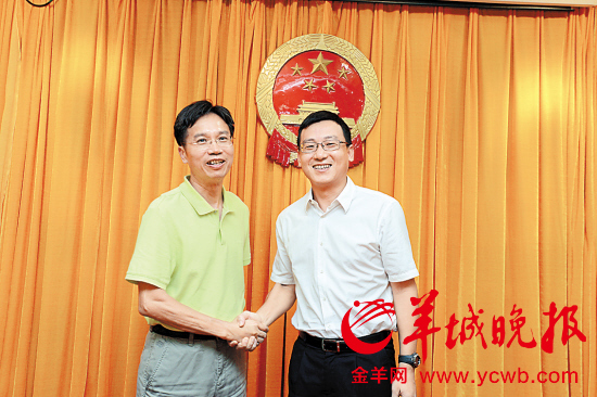 干部大会上，区邦敏和刘东豪握手