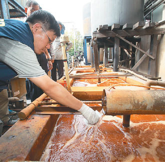 民间版“水污染防治法”,主张明文禁止绕流排放,一旦发现,得命令停工、停业、废止许可或勒令歇业。图片来源:台湾《联合报》