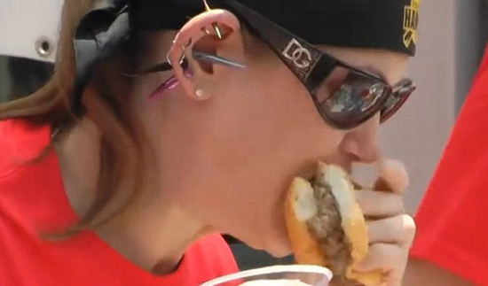 美国辣妈10分钟内狂塞26个汉堡，夺吃货比赛冠军。（网页截图）