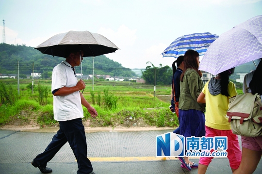 在去小萍出生的地方时,其父亲一直紧紧跟在女儿的后面但也不敢太过靠近。