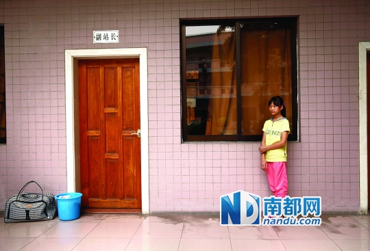 在佛山市救助站,小萍一大早已经收拾好行李准备去见生父。