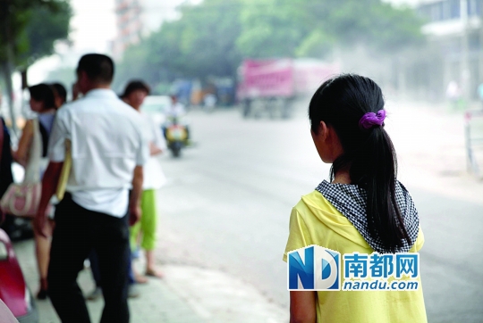 经过一番劝说小萍还是不肯在大伯家留下来,顿时所有人都觉得非常气馁,马路上小萍一人独自在一旁站着。