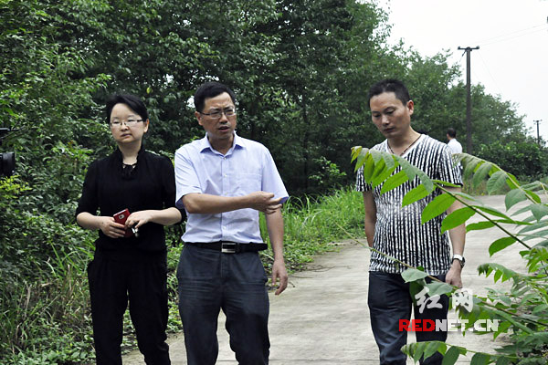 (邱初开[中]深入林场，详细了解林场杜仲产业发展现状。)