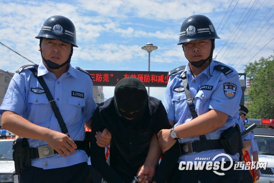 陕西横山：城建局职工连坏抢劫强奸女子被捕(图)