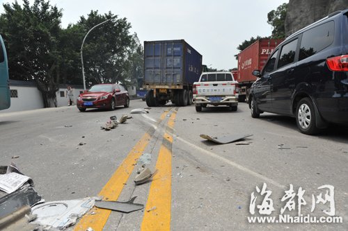 福州：公交与货车相撞17人受伤 2人飞出窗外(图)