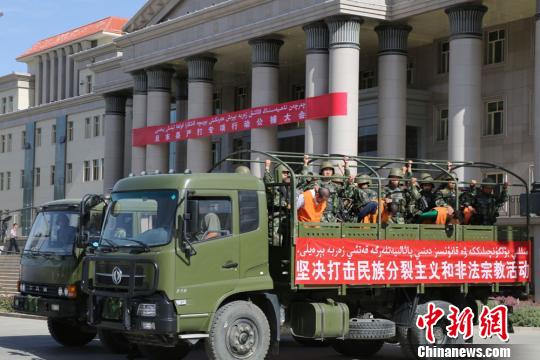 图为被押解的犯罪嫌疑人。 丁建明 摄