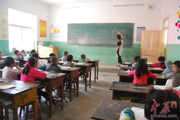 7月4日下午，大学生们给孩子们讲课