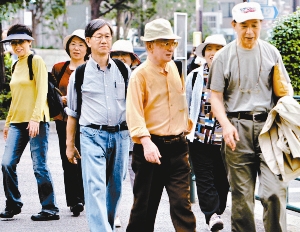 65岁老人人口_我国最新老人人口比例(2)