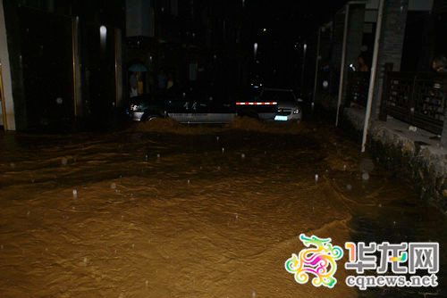 险!巫溪暴雨10余车辆被困 幸!消防凌晨出动全部