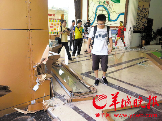 　　售楼处门窗被砸