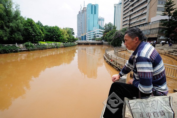 盘龙江南太桥段,江水上涨得厉害。