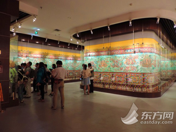 采风团成员集体参观《中国藏族文化艺术彩绘大观》