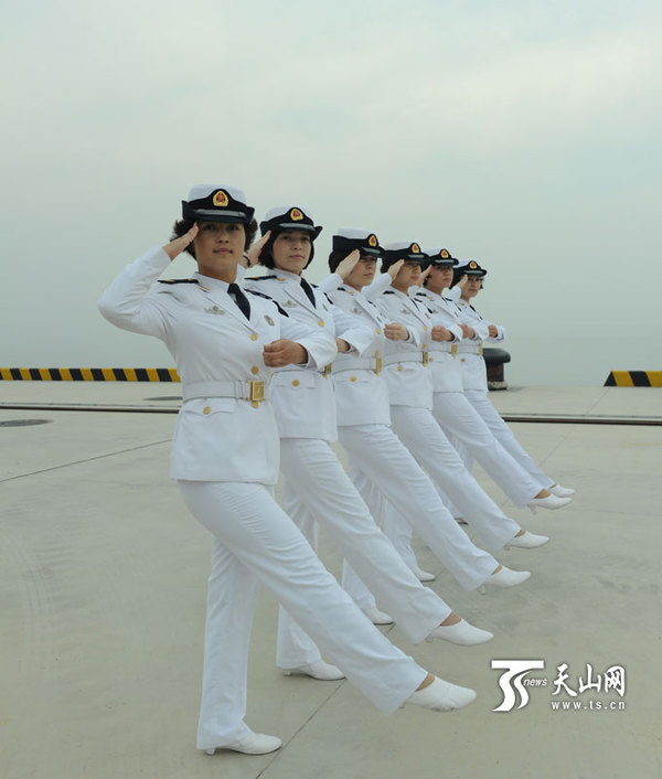 辽宁舰上绽放铿锵玫瑰，新疆籍海军女舰员风采掠影。