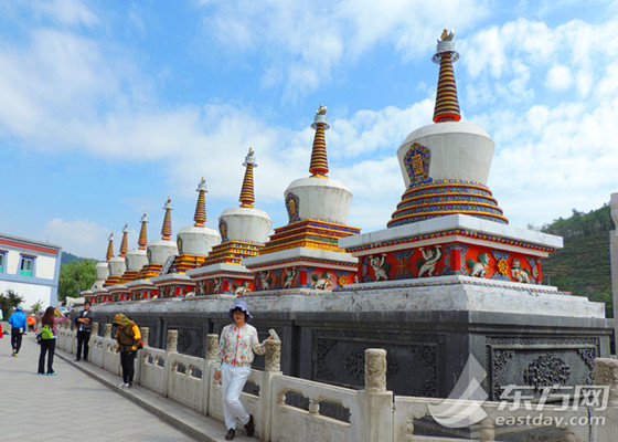 位于寺前广场的八宝如意塔，游人正在拍照留念