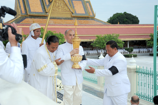 西哈莫尼国王将骨灰坛请奉出玉佛殿（图片来源：AKP柬新社）