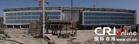 正在建设当中的大学生创业园（右） 摄影 费文凯