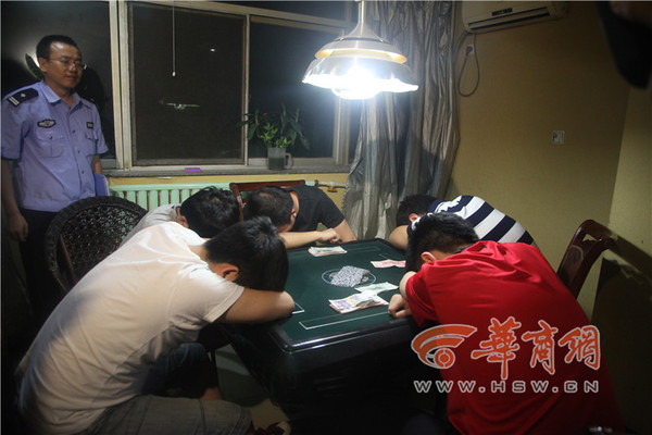 警方夜查娱乐场所