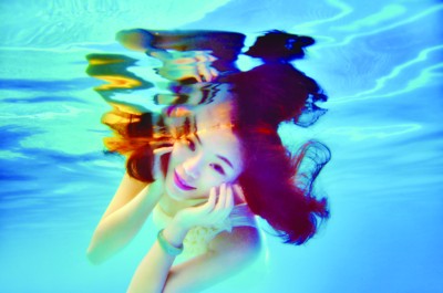 合肥兴起水下艺术摄影 不会游泳别轻易尝试|飘