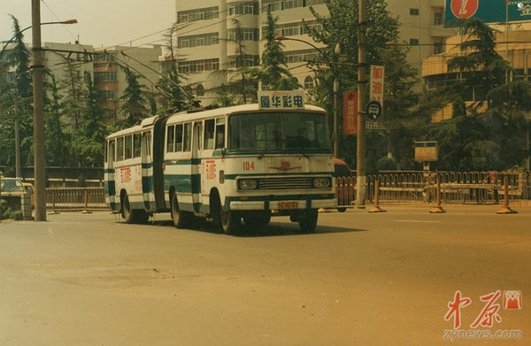 11、80年代行驶在街头的无轨电车，可以看见那时车体上已经有了广告 (2)