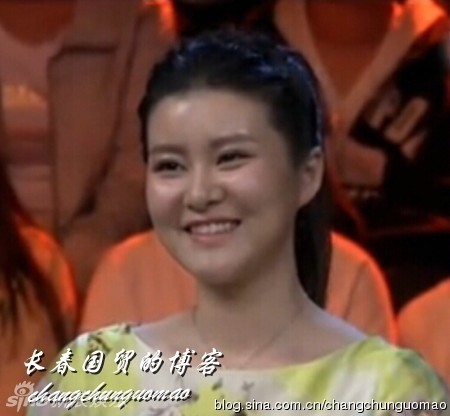 　　7月16日晚，微博上曝光一组黄宏女儿黄豆豆参加《开讲啦》节目的录制图片，今年21岁的黄豆豆在中国传媒大学读播音主持专业，现在已亭亭玉立是个大姑娘了！