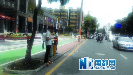 公交站台被拆一年 何时建新的高清图片