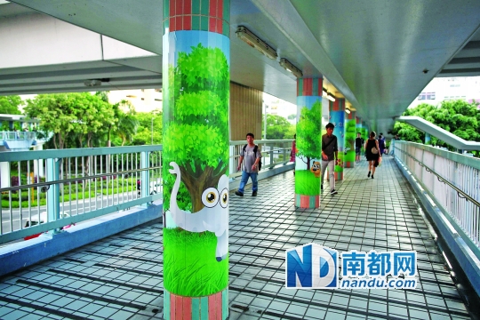 油麻地一座人行天桥,立柱被彩绘图画装饰一新。南都记者 赵炎雄 摄