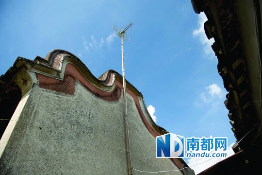 ●丹坑村内到处可见用竹竿撑起来的电视信号接收器，成为老村一道独特的风景线。