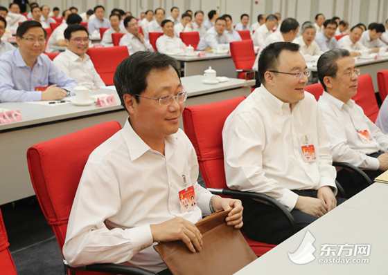 图为十届市委六次全会上递补为市委委员的许立荣。