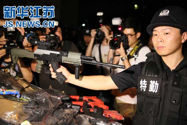 警方展示搜查到的仿制枪械。(姜海俊/摄)