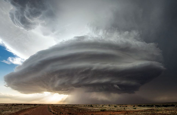 　　美国惊现巨型超级风暴，形如UFO笼罩美军秘密基地。