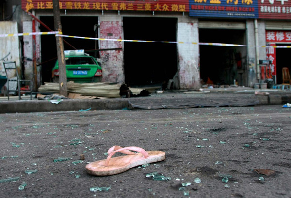 2014年7月17日下午，西安市明光路与纬二十八街十字西南角一汽车修理店发生可燃气体闪爆事故，事故造成五人受伤。一只拖鞋炸得飞在了马路上。（图片来源：CFP）