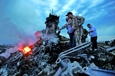 　　乌克兰东部顿涅茨克州，马航客机坠毁现场。 本版图片 新华社 图