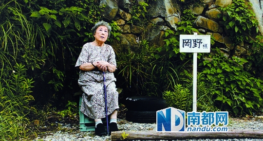 描写“老呆”的段落不多,每天等儿子收工是其一,却也以轻松幽默的方式结束。
