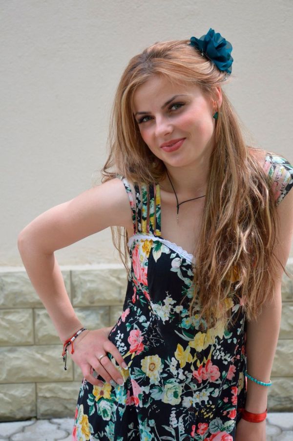 　　欧洲选美皇后4岁时Olga Romanovich曾遭拐卖，16年后回白俄寻母。