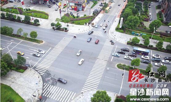 凉塘路与星沙大道交会处护栏已被拆除,沿凉塘路通行车辆不必再绕道通行 。康子弘 摄