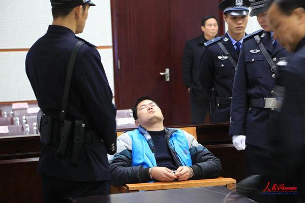 2014年2月17日，法院一审宣判胡平死刑后，他闭上眼睛仰面朝天。