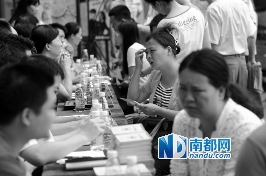 昨日，松岗街道天虹商场门口，居民向街道各职能部门代表和记者反映情况。