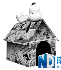 此作来自查尔斯·舒尔兹创作室,房上是《花生》漫画,本就是童年回忆的一部分。