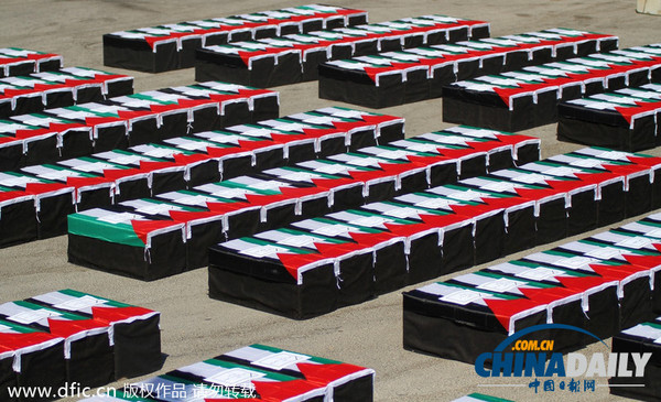 当地时间2014年7月22日，约旦河西岸拉姆安拉，巴勒斯坦人在示威活动中放置假棺材，谴责以色列空袭加沙地区。（图片来源：东方IC）