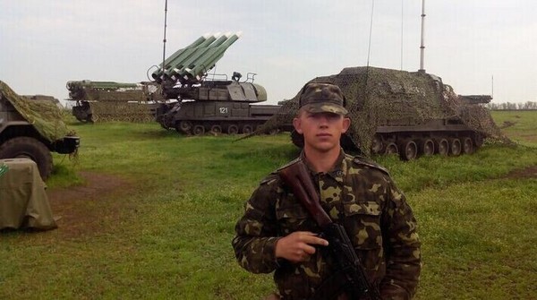 　　乌克兰士兵网上发布的一张与“山毛榉”导弹合影的照片。