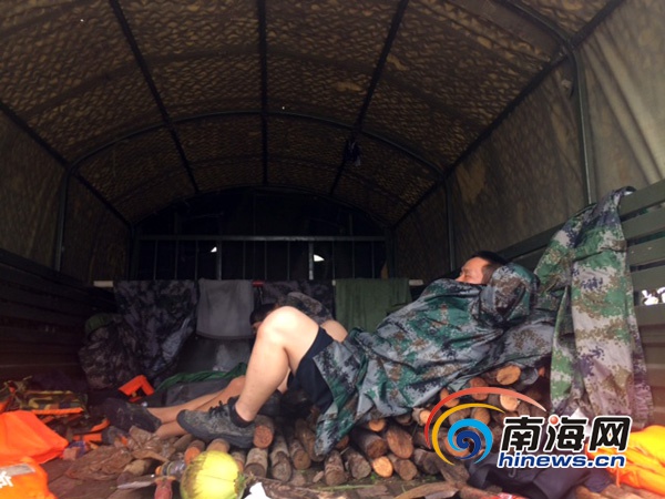 连续奋战一夜,官兵们小憩一会,又将继续投入救援。(南海网记者 陈丽娜摄)