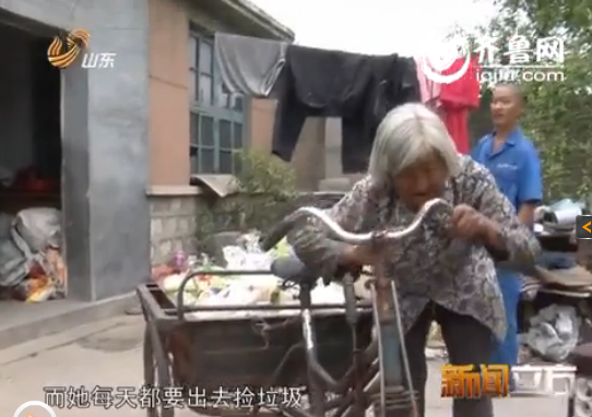 东营“拾荒母亲”王芳蓉今年87岁了,他跟老伴曾经每人捡回了一个弃婴回家抚养。(视频截图)