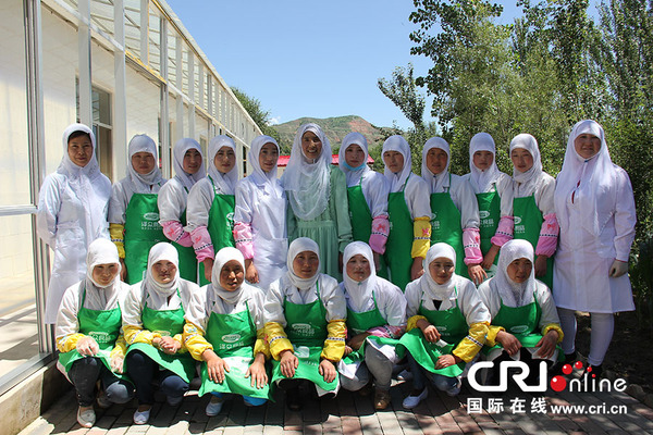 拜凤兰和部分穆斯林姐妹员工合影