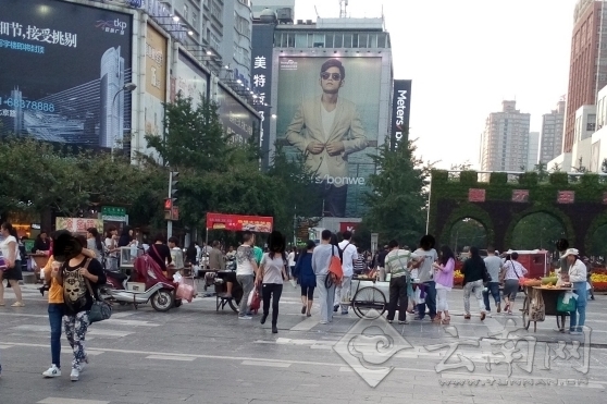 小贩占道经营。网友供图