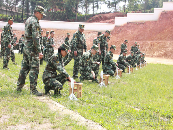 官兵正在进行手枪射击前 操作准备。