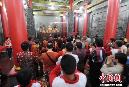 在三宝洞的郑和神像前，人们进香祈福。　刘可耕　摄