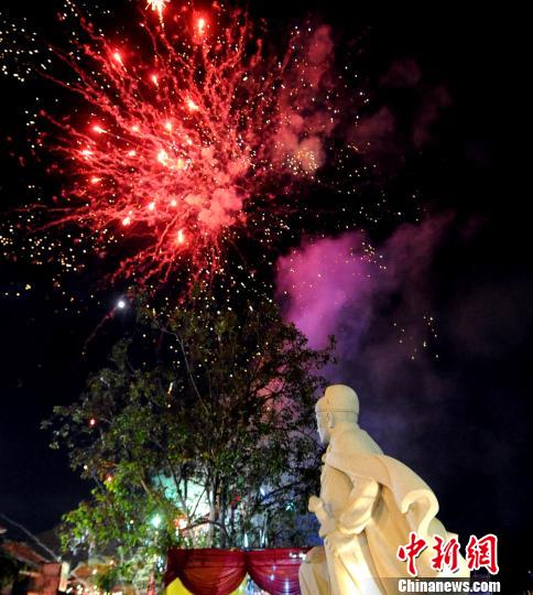 印尼三宝垄市纪念郑和下西洋609周年，大觉寺外烟火绚烂。　刘可耕　摄